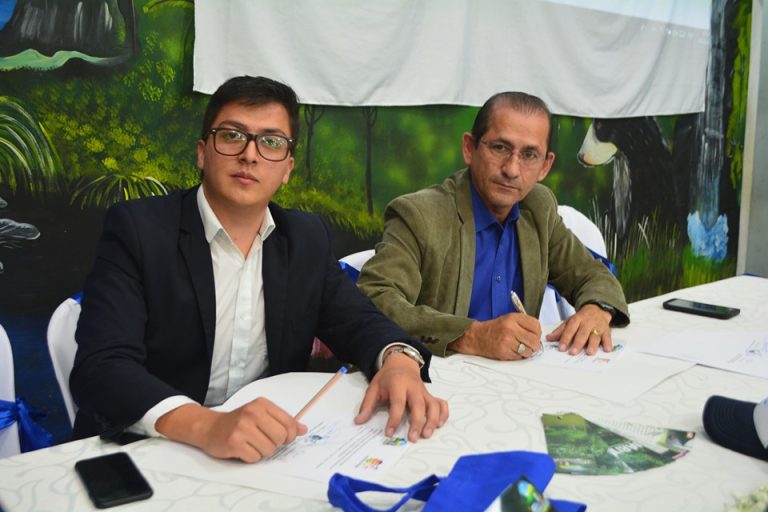 MUNICIPIO DE NANGARITZA FIRMA CONVENIO PARA APRENDER INGLÉS