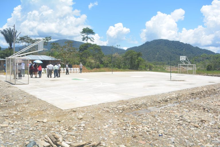 BARRIO HÉROES DEL CÓNDOR RECIBIÓ CANCHA DE USO MÚLTIPLE